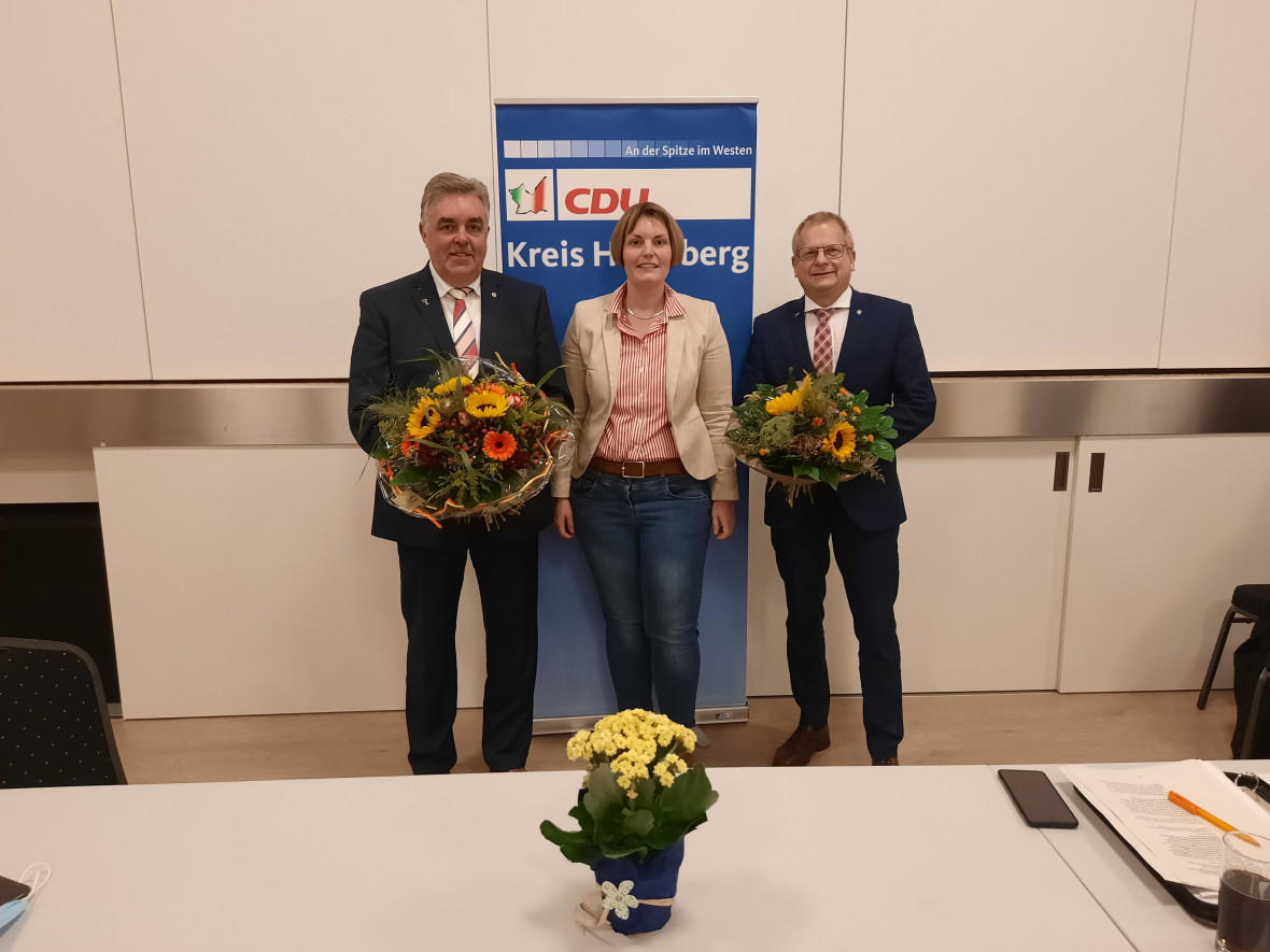 Anna Stelten gratuliert Bernd Krückel und Thomas Schnelle zu ihrer erneuten Nominierung zur Landtagswahl