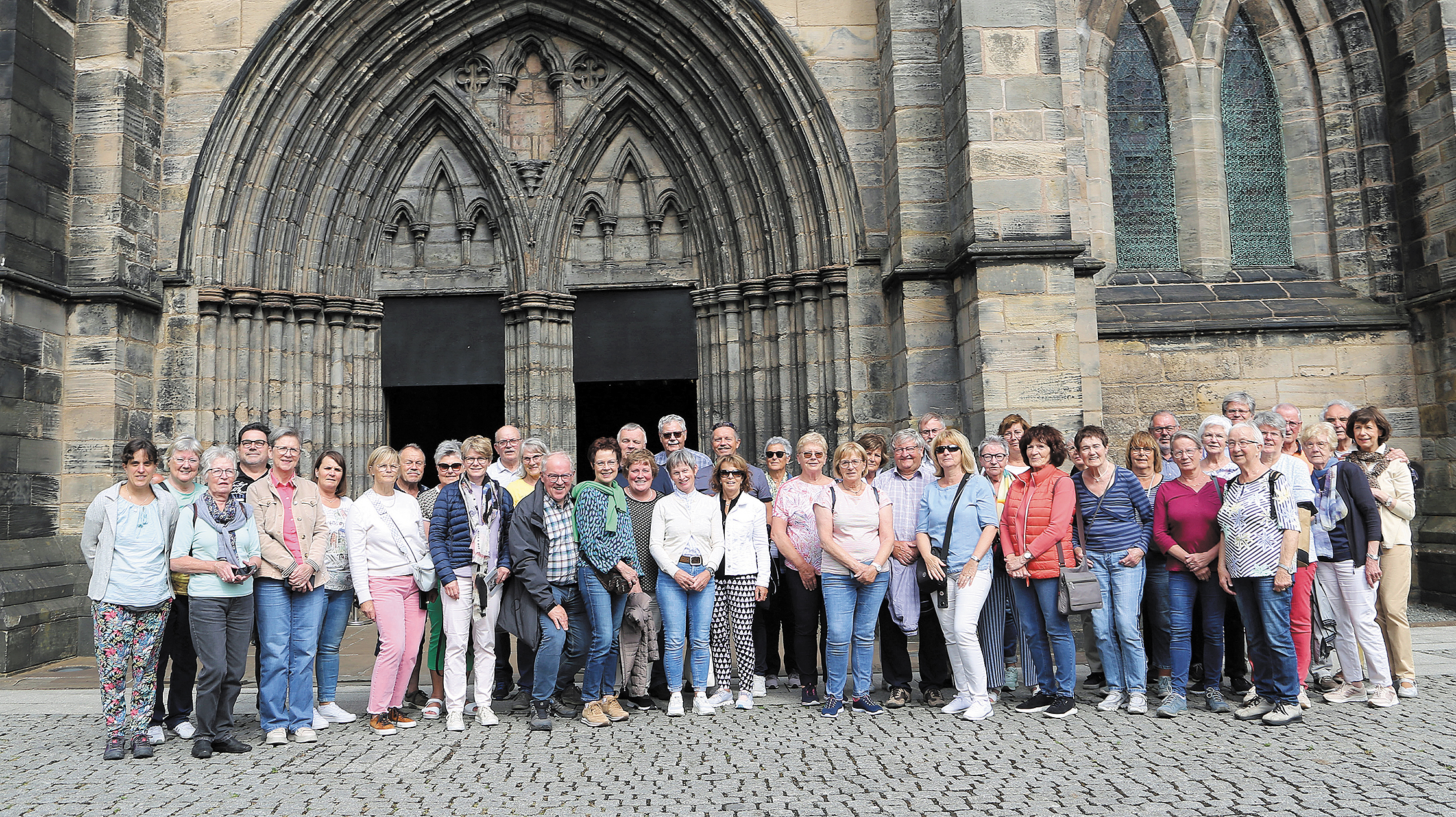 Das Gruppenfoto vor der Kathedrale St. Mungo spiegelt die tolle 
Stimmung der Reisegruppe bei der Schottlandrundreise wider